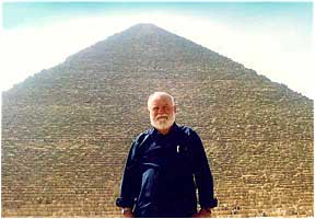 Ο Μανώλης Ρασούλης στις πυραμίδες της Γκίζας